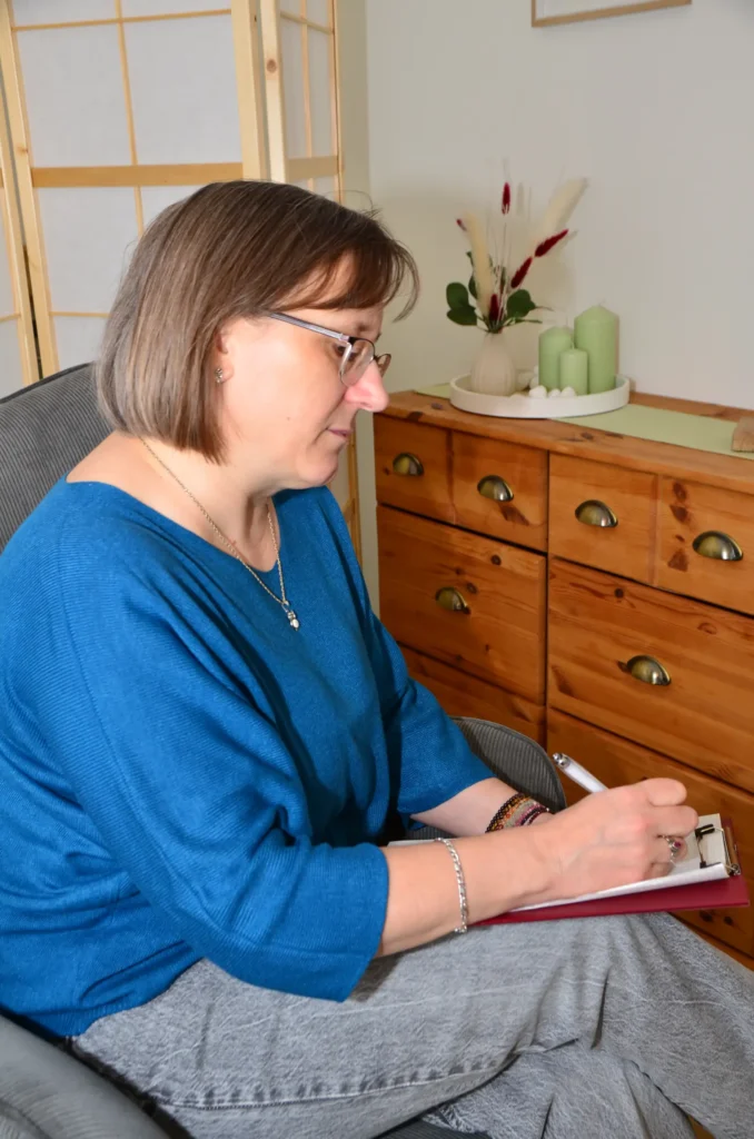 Brigitte Nietzel macht sich Notizen auf einem Block.