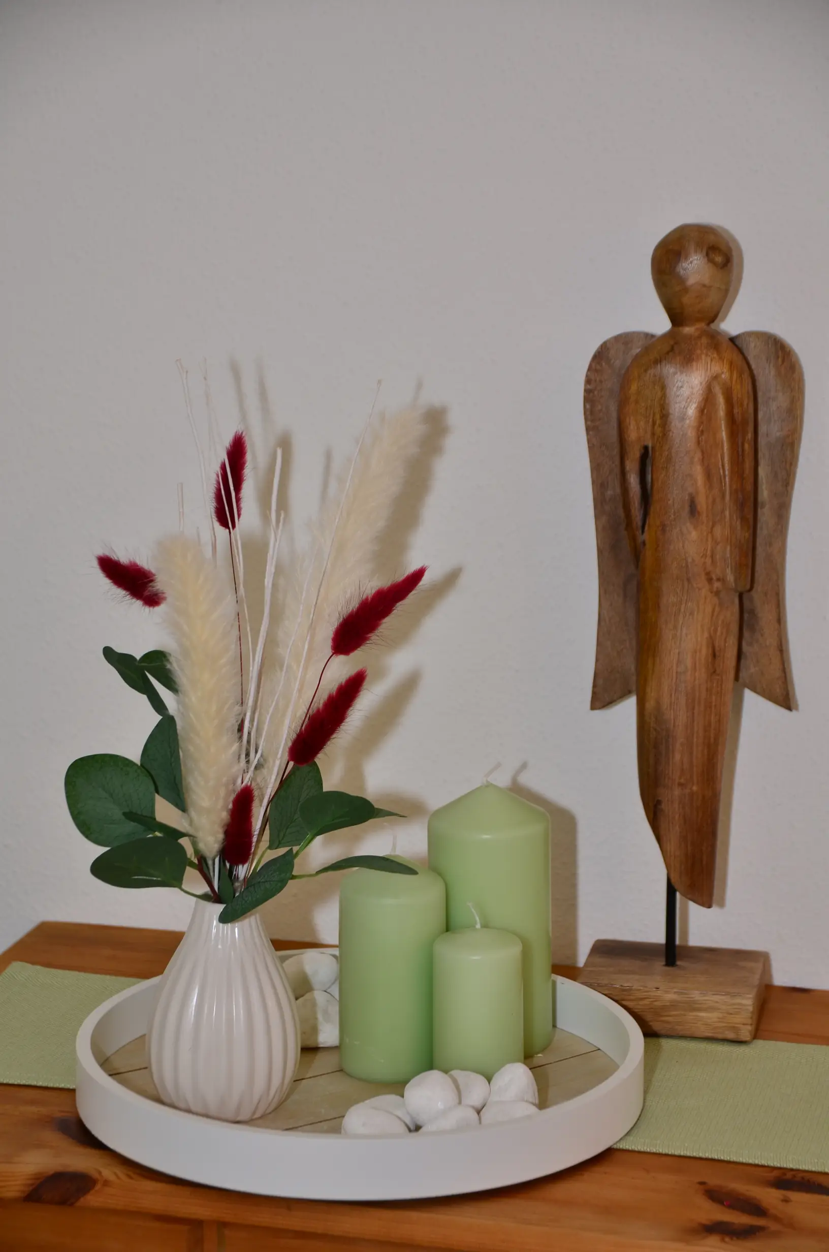 Arragement von Trockenblumen mit Kerzen.